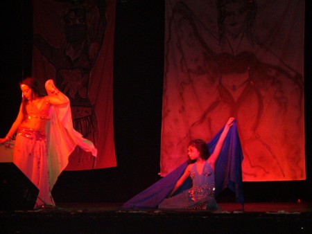 Spectacle de fin d'année mai 2008, à la salle des fête d'Argentan. (Indiana en rose et Alicia en bleu)